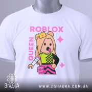 Футболка Roblox королева, біла, зображена на столі, фон світлий, принт з персонажем у короні, кольорові деталі на одязі, текст 'ROBLOX QUEEN' у рожевому кольорі, з етикеткою.