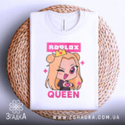 Футболка Roblox королева білого кольору, складена на плетеній кошику, фон світло-сірий, принт з аніме персонажем з короною та написом 'ROBLOX QUEEN' у рожевих тонах.