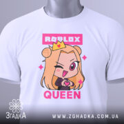 Футболка Roblox королева білого кольору, складена на поверхні, фон світло-сірий, принт з аніме персонажем з короною та написом 'ROBLOX QUEEN' у рожевих тонах, з етикеткою на комірці.