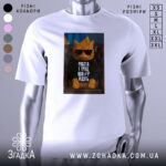 Футболка робота і труд. Біла футболка з принтом, на якому зображено кота в окулярах, сидячого на кріслі. Фон складається з українського прапора, що підкреслює кольори принта.