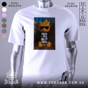 Футболка робота і труд. Біла футболка з принтом, на якому зображено кота в окулярах, сидячого на кріслі. Фон складається з українського прапора, що підкреслює кольори принта.