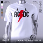 Футболка рок енергія, біла, зображена на манекені, фон світло-сірий, принт з червоним блискавкою та чорними літерами 'AC/DC'.