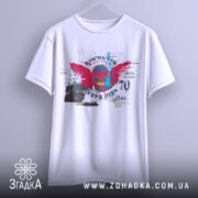 Футболка рок естетика, біла, підвішена на вішалці, фон світло-сірий, принт з черепом, червоними крилами та текстом у стилі графіті.