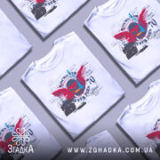 Футболка рок естетика, біла, зображена на манекені з правого боку, фон світло-сірий, принт з черепом, червоними крилами та текстом у стилі графіті.