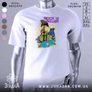 Футболка рок і арт білого кольору, зображена з фронтального ракурсу на манекені, фон світло-сірий, принт містить яскраві елементи: гітару, роликові ковзани та напис 'ROCK 'N ROLLER' у фіолетовому кольорі.