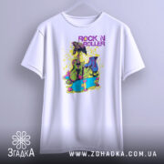 Футболка рок і арт білого кольору, зображена з фронтального ракурсу на вішалці, фон світло-сірий, принт яскравий з елементами: гітара, роликові ковзани та напис 'ROCK 'N ROLLER' у фіолетовому кольорі.