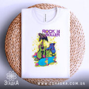Футболка рок і арт білого кольору, складена на плетеній кошику, зображена зверху, фон світлий, принт яскравий з елементами: гітара, роликові ковзани та напис 'ROCK 'N ROLLER' у фіолетовому кольорі.