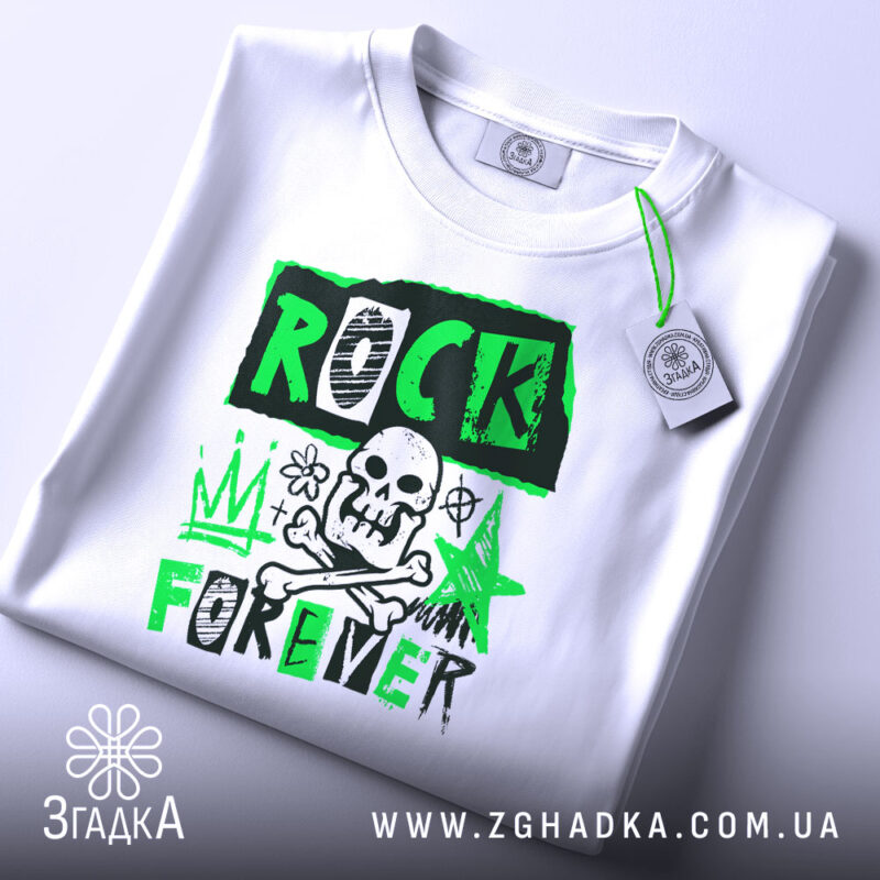 Футболка рок стиль, біла, зображена на столі, фон світло-сірий, принт з чорними і зеленими елементами, на якому написано 'ROCK FOREVER' з черепом і зіркою, на футболці є етикетка.