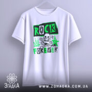 Футболка рок стиль, біла, підвішена на вішалці, фон світло-сірий, принт з чорними і зеленими елементами, на якому написано 'ROCK FOREVER' з черепом і зіркою.