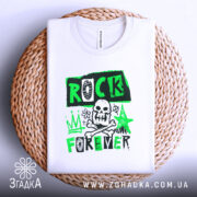 Футболка рок стиль, біла, зображена на плетеній основі, фон світло-сірий, принт з чорними і зеленими елементами, на якому написано 'ROCK FOREVER' з черепом і зіркою.