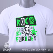 Футболка рок стиль, біла, зображена на столі, фон світло-сірий, принт з чорними і зеленими елементами, на якому написано 'ROCK FOREVER' з черепом і зіркою, на футболці є етикетка.