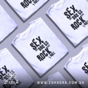 Футболка рок стиль, біла, зображена з фронтального ракурсу на манекені, фон світло-сірий, принт чорний з написом 'SEX and DRUGS and ROCK n' ROLL'.