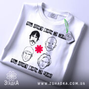 Футболка рок стиль, біла, зображена на столі, фон світло-сірий, принт з чотирма карикатурами чоловіків, текстом 'You don't know my mind' та червоною зіркою, на футболці є етикетка з зеленим шнурком.