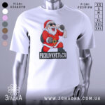 Футболка розшукується Санта. Біла футболка з принтом Санти, який одягнений у червоний костюм, з чорними окулярами та мішком. Фон нейтральний, з легким градієнтом.