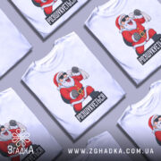 Футболка розшукується Санта. Біла футболка з принтом Санти, який одягнений у червоний костюм, з чорними окулярами та мішком. Фон нейтральний, з легким градієнтом.