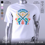 Футболка рибалка мисливець, біла, зображена з фронтального ракурсу, фон світло-сірий, принт містить малюнок риб, гарпунів та рослин у яскравих кольорах.