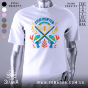 Футболка рибалка мисливець, біла, зображена з фронтального ракурсу, фон світло-сірий, принт містить малюнок риб, гарпунів та рослин у яскравих кольорах.