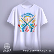 Футболка рибалка мисливець, біла, зображена з бокового ракурсу, фон світло-сірий, принт з рибами та гарпунами, яскраві кольори на білому фоні.