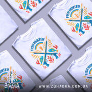 Футболка рибалка мисливець, біла, зображена з фронтального ракурсу, фон світло-сірий, принт містить малюнок риб, гарпунів та рослин у яскравих кольорах.