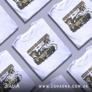 Футболка сафарі на окупанта, білого кольору, зображена на манекені з правого боку, фон світло-сірий, принт з військовим, що стріляє з автомобіля, з українським прапором.