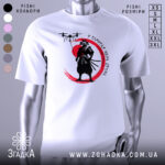 Футболка самурай без дрона, біла, зображена на манекені, фон нейтральний, принт з чорним самураєм на червоному колі та дронами над ним.