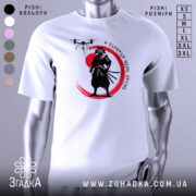 Футболка самурай без дрона, біла, зображена на манекені, фон нейтральний, принт з чорним самураєм на червоному колі та дронами над ним.