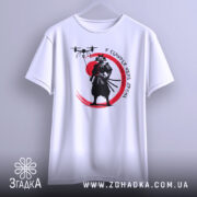 Футболка самурай без дрона, біла, підвішена на вішалці, фон світло-сірий, принт з чорним самураєм на червоному колі та дронами над ним.