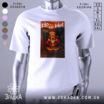 Футболка Санта білого кольору, зображена на манекені з металевим блиском, фон світло-сірий, принт з Сантою в червоному костюмі, який вигукує 'Ho Ho Ho!' на фоні темних ліній.