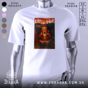 Футболка Санта білого кольору, зображена на манекені з металевим блиском, фон світло-сірий, принт з Сантою в червоному костюмі, який вигукує 'Ho Ho Ho!' на фоні темних ліній.