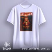 Футболка Санта білого кольору, підвішена на вішалці, фон світло-сірий, принт з Сантою в червоному костюмі, який вигукує 'Ho Ho Ho!', з чіткими деталями принта.