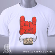 Футболка Санта рок, біла, зображена зверху, на фоні світло-сірого кольору, принт червоного кольору у формі руки з жестом рок, з написом 'Santa' на етикетці, з зеленим ярликом.