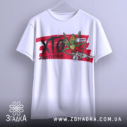 Футболка сарана, біла, зображена на вішалці, фон світло-сірий, принт з зеленим саранчою та сірим ящіркою на червоному фоні з написом "ХТО?".