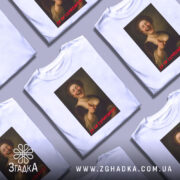 Футболка серйозно смішно — кілька складених футболок, композиція на столі.