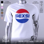 Футболка SEXSI білого кольору, з великим принтом у вигляді червоного та синього кола, на якому написано 'SEXSI' великими літерами, зображена на манекені з металевим блиском, фон світло-сірий, зліва видно палітру кольорів футболок.