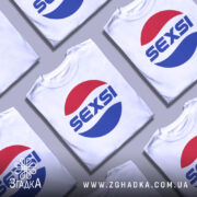 Футболка SEXSI білого кольору, з великим принтом у вигляді червоного та синього кола, на якому написано 'SEXSI' великими літерами, зображена на манекені з металевим блиском, фон світло-сірий, зліва видно палітру кольорів футболок.
