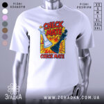 Футболка шах і мат, біла, зображена з фронтального ракурсу, на фоні світло-сірого кольору, принт з шаховими фігурами та текстом 'CHECK MATE' в яскравих кольорах.