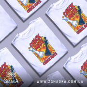 Футболка шах і мат, біла, зображена з фронтального ракурсу, на фоні світло-сірого кольору, принт з шаховими фігурами та текстом 'CHECK MATE' в яскравих кольорах.