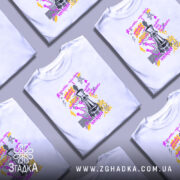 Футболка шахова стратегія, біла, зображена на манекені, фон нейтральний, принт містить шахову фігуру та кольорові графічні елементи в жовтому та фіолетовому кольорах.