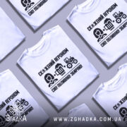 Футболка скажений агроном, біла, зображена на манекені, фон градієнтний сірий, принт чорного кольору з текстом і іконками, що зображують агронома, пиво та трактор.