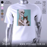 Футболка скелет кіт білого кольору, зображена з фронтального ракурсу на манекені, фон світло-сірий, принт зображає скелет, що тримає чорного кота з великими очима.