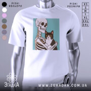 Футболка скелет кіт білого кольору, зображена з фронтального ракурсу на манекені, фон світло-сірий, принт зображає скелет, що тримає чорного кота з великими очима.