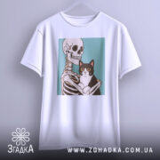 Футболка скелет кіт білого кольору, зображена на вішалці, фон світло-сірий, принт зображає скелет, що тримає чорного кота з великими очима.