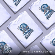 Футболка скелет овердумер, біла, з фронтального ракурсу, на манекені, фон світло-сірий, принт зображає скелета на лавці з димом, з написом 'The Overthinker'.