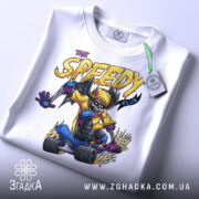 Футболка скелет скейтер білого кольору, зображена зверху, фон світлий, принт з яскравим скелетом на скейтборді в жовтій футболці, з зеленим тегом на комірці.