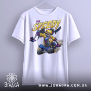 Футболка скелет скейтер білого кольору, зображена з фронтального ракурсу, фон світлий, принт з яскравим скелетом на скейтборді в жовтій футболці, з червоними та синіми деталями.