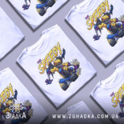 Футболка скелет скейтер білого кольору, зображена з близького ракурсу, фон нейтральний, принт з яскравим скелетом на скейтборді в жовтій футболці, з червоними та синіми деталями.