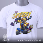 Футболка скелет скейтер білого кольору, зображена зверху, фон світлий, принт з яскравим скелетом на скейтборді в жовтій футболці, з зеленим тегом на комірці.