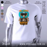 Футболка скелет з написом, біла, зображена на манекені, фон світло-сірий, принт з черепом, що тримає бінокль, кольори принта яскраві: оранжевий, чорний, блакитний.