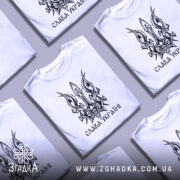 Футболка слава україні, біла, зображена з правого ракурсу, на фоні світлого градієнту, принт у вигляді тризуба чорного кольору з деталями.
