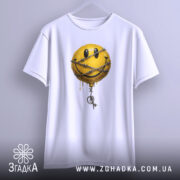 Футболка смайл у колючках, біла, підвішена на вішалці, фон світло-сірий, принт з жовтим смайлом у колючках, з краплями фарби.